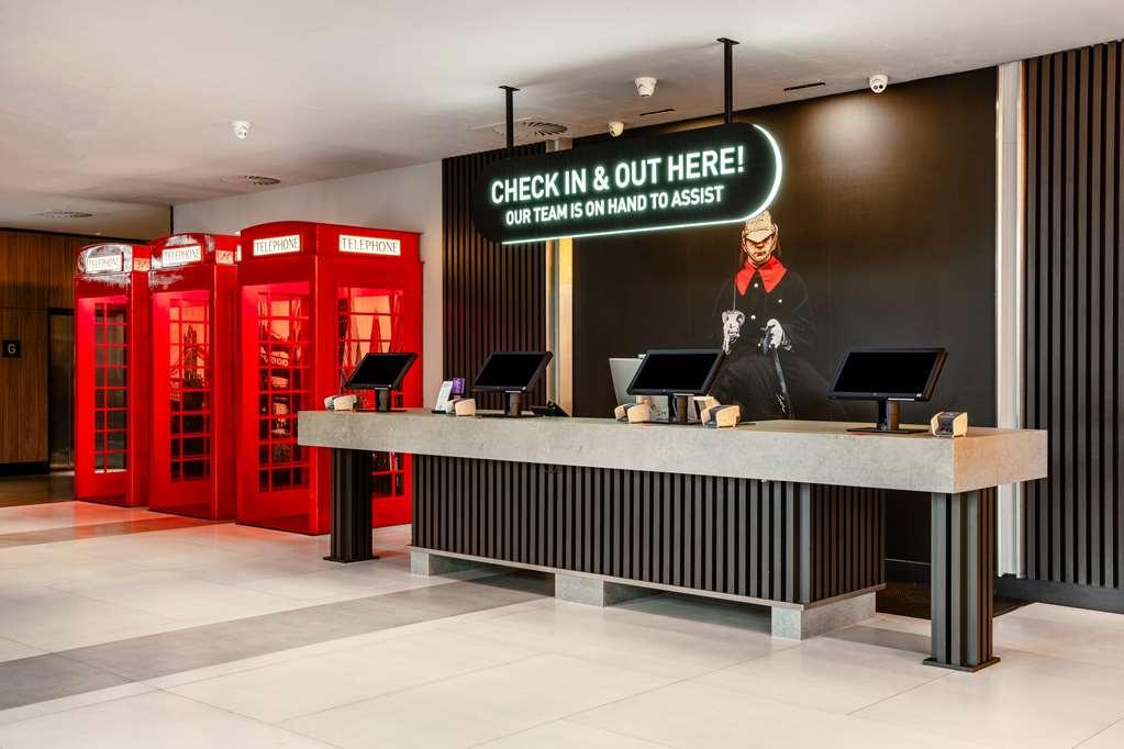 Radisson Red Hotel London Heathrow Interior foto